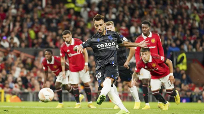 Real Sociedad's Brais Mendez (front) scores his side's first goal of the game during group E Europa League soccer match between Manchester United and Real Sociedad at Old Trafford in Manchester, England on Thursday.