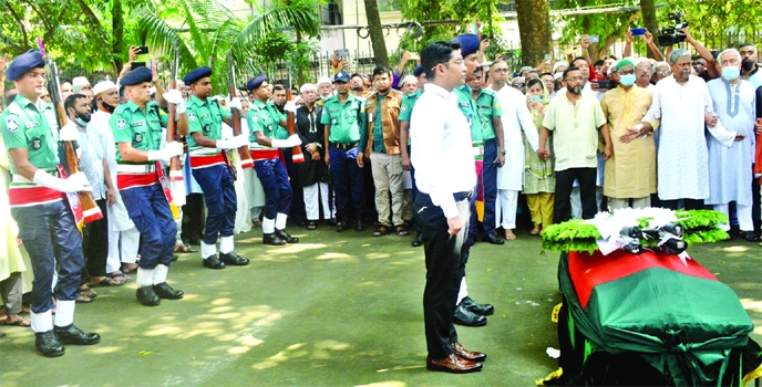 State guard of honour was given to former Adviser to the Caretaker Government and freedom fighter Dr. Akbar Ali Khan on the premises of Gulshan Azad Mosque in the city on Friday.