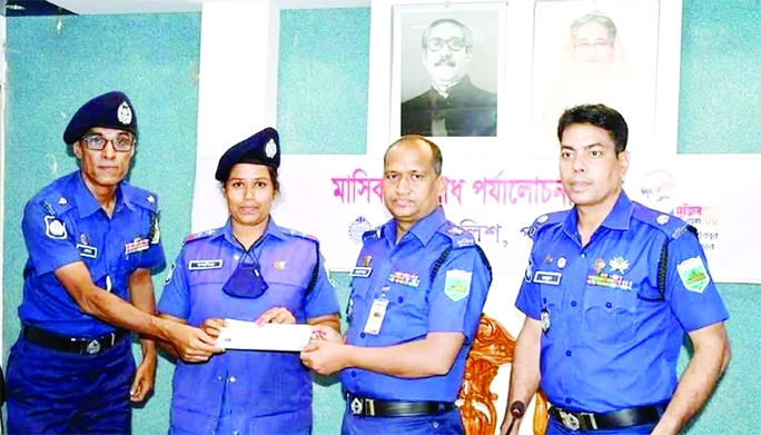 ISHWARDI (Pabna) : Apanbita Bairagi, Traffic Sergeant in Ishwardi receives the best traffic sergeant award of Pabna district from Superintendent of Police Akbar Ali Munshi at a function on Thursday.