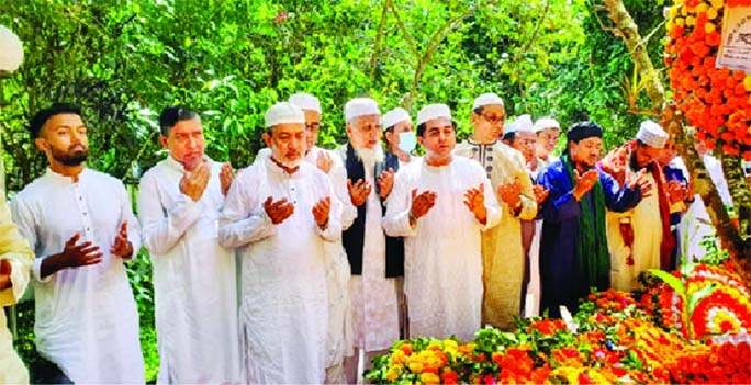 A view of the Munajat followed by ziarat beside the grave of the AKM Fazlul Kabir Chowdhury at family graveyard in Gohira, Raozan on Friday.