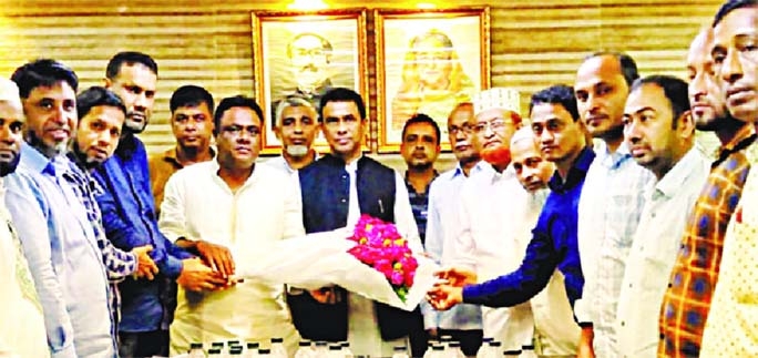 Raozan Pourasava Mayor Zamiruddin Parvez is being greeted by the leaders of the Jalilnagar Traders Association of being elected President of the District Bricks Manufacturers Association.