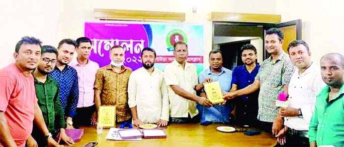 MOULVIBAZAR: Md Mosabbir Ali, General Secretary, Moulvibazar District Journalists' Forum hands over crest to outgoing General Secretary Saidul Hasan Sipon at Kulaura Online Press Club Conference Room recently.