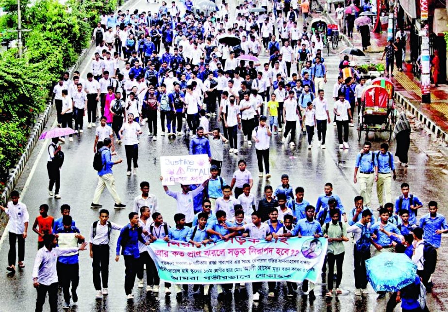 Students bring out a rally at Farmgate intersection in Dhaka on Monday protesting death of their fellow student of Tejgaon Government Science School and College. NN photo