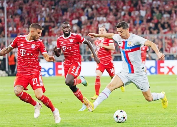 Robert Lewandowski (right) of Barcelona breaks through during the UEFA Champions League Group-C match against Bayern Munich in Munich, Germany on Tuesday.