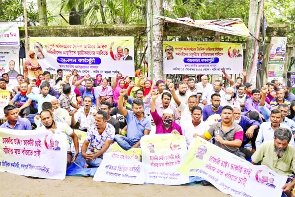Master role employees of Public Works Department observe hunger strike in front of the National Press Club on Thursday in demand of natonalisation of their job.