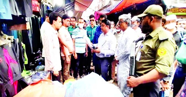 Dhaka South City Corporation (DSCC) conducts their drive in the red zone of Gulistan for the third day and evicted some 200 hawkers on Thursday.
