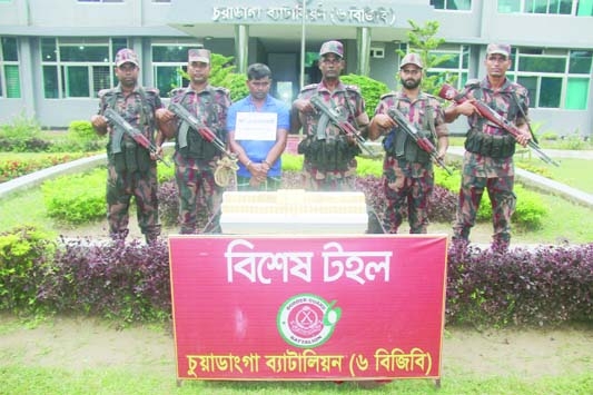 Chuadanga: Border Guard Bangladesh (BGB) members seized 9.860 kg gold bars worth Tk 6 core 60 lakh and detained a man from Chuadanga on Thursday.