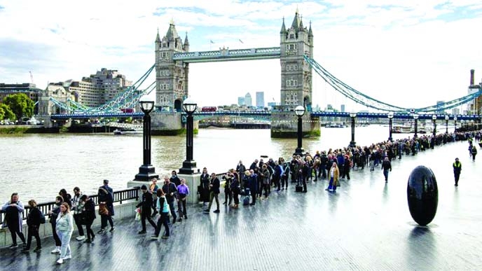Londoners queue to enter Westminster Hall in order to pay their respect to the late Queen Elizabeth II on Friday.
