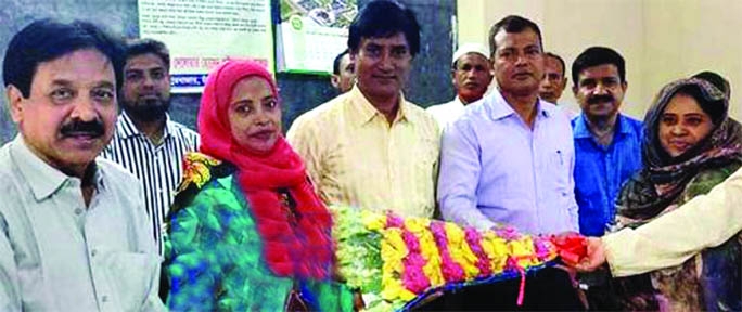 CHANDPUR: Teachers and staff of Delwar Hossain School, College at Bishnupur area of Chandpur Sadar greet the newly- appointed female Principal of the College Afroja Khatun recently.