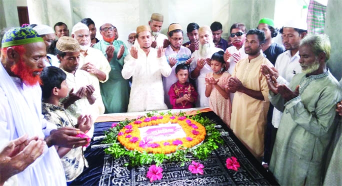 TANGAIL: Marking the 10th death anniversary of Abu Bakar Khan Bhasani, youngest son of Maulana Abdul Hamid Khan Bhasani, members of Bhasani Central Committee offers Munajat at the mazar of Abu Bakar in Santosh on Sunday.