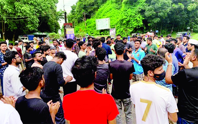 Students of Chattogram University blockade the main gate being locked on Monday. At that time, they also halted the shuttle train service in Sholosohor.