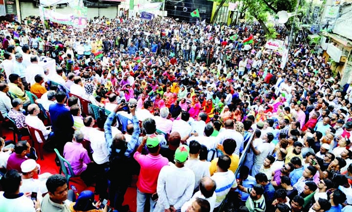 Leaders and activists of BNP Dhaka Metropolitan South stage a rally in city Khilgaon area on Tuesday, protesting police firing and atrocious attack. NN photo