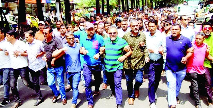 Chattogram Jubo Dal brings out a procession on Thursday protesting physical assault of BNP leaders at Munshiganj on Wednesday.