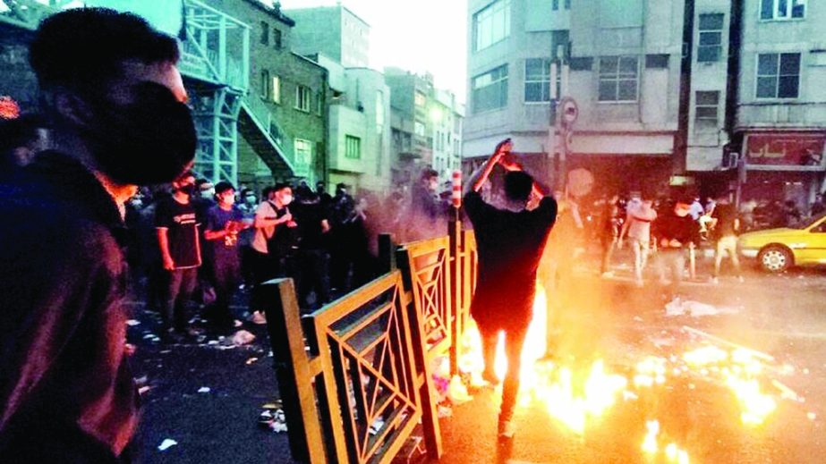 People light a fire during a protest over the death of Mahsa Amini, a woman who died after being arrested by the Islamic republic's "morality police", in Tehran, Iran, on Thursday. Agency photo