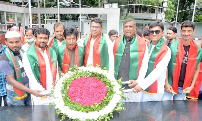 Muktijoddha Juba Command pays floral tributes at the portrait of Bangabandhu in the city's 32 Dhanmondi on Friday marking its 28th founding anniversary.