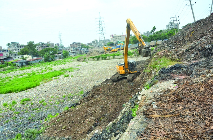 An excavator digs a dead tributary of Buriganga River at Kamrangirchar in the capital on Friday as the Dhaka South City Corporation (DSCC) has launched a project to ensure water flow through the anabranch.