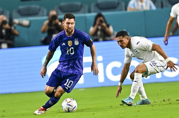 Argentina's Lionel Messi (left) vies for the ball with Honduras's Hector Castellanos during the international friendly match between Honduras and Argentina at Hard Rock Stadium in Miami Gardens, Florida on Friday.