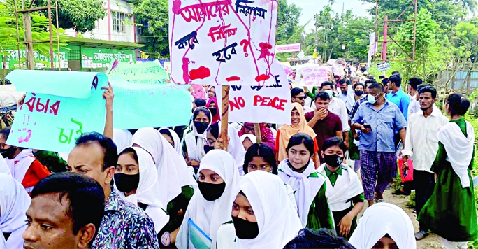 Classmates of Tasnia Hossain Adita (14), an eighth grader at Noakhali Government Girls High School stage a protest rally demanding capital punishment of Adita’s killers in Noakhali on Saturday.