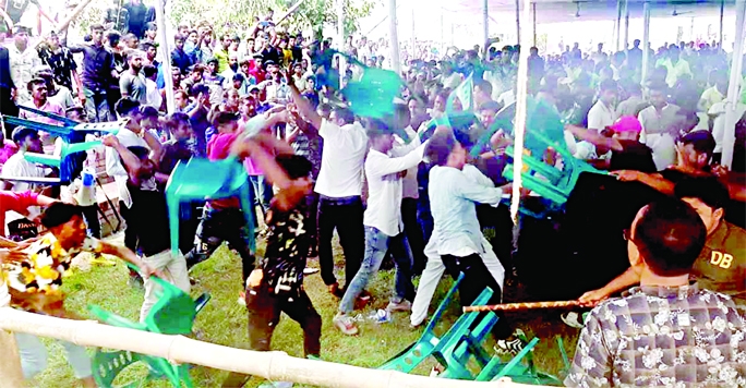 Leaders and activists of Awami League faction lock into a clash over a reception ceremony of newly appointed Deputy Speaker Samsul Haque Tuku at a programme in Pabna on Saturday.