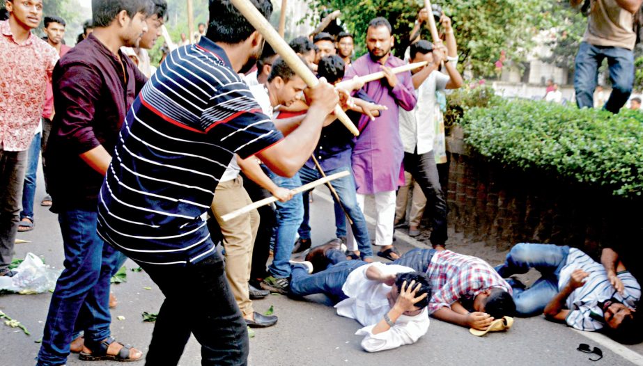 BCL men beat up the JCD activists with bamboo sticks on the Dhaka University campus when they were going to meet DU VC on Tuesday. NN photo